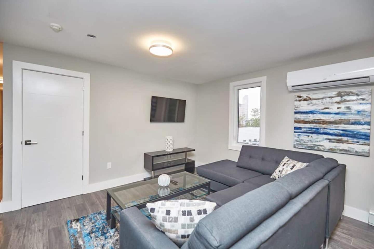 Clifton Hill Hideaway 2b -two Bedroom Niagara Falls
